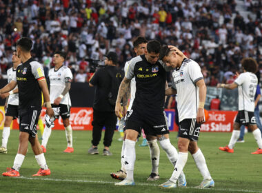 Jugadores de Colo-Colo cabizbajos saliendo de la cancha del Estadio Monumental.