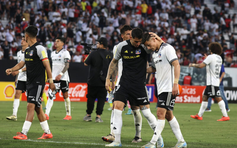 Jugadores de Colo-Colo cabizbajos saliendo de la cancha del Estadio Monumental.