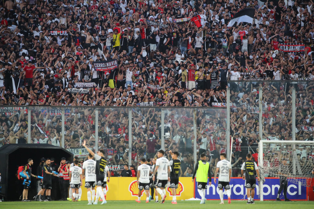 Hinchas de Colo-Colo en las tribunas del Estadio Monumental mientras los jugadores se retiran de la cancha.