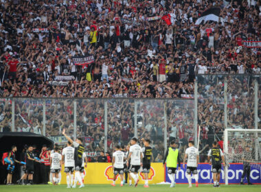 Hinchas de Colo-Colo en las tribunas del Estadio Monumental mientras los jugadores se retiran de la cancha.