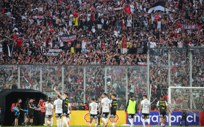 Hinchas de Colo-Colo en las tribunas del Estadio Monumental mientras los jugadores se retiran de la cancha.