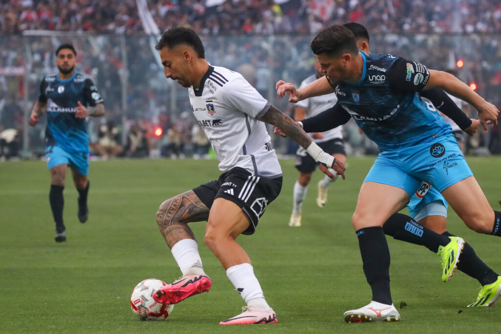 Futbol, Colo Colo vs Deportes Iquique.
Fecha 29, Campeonato Nacional 2024.
El jugador de Colo Colo Javier Correa, izquierda, disputa el balon contra Carlos Rodriguez de Deportes Iquique durante el partido de primera division disputado en el estadio Monumental en Santiago, Chile.
03/11/2024
Jonnathan Oyarzun/Photosport

Football, Colo Colo vs Deportes Iquique.
29th turn, 2024 National Championship.
Colo Colo's player Javier Correa, left, vies for the ball against Carlos Rodriguez of Deportes Iquique  during the first division match held at the Monumental stadium in Santiago, Chile.
03/11/2024
Jonnathan Oyarzun/Photosport