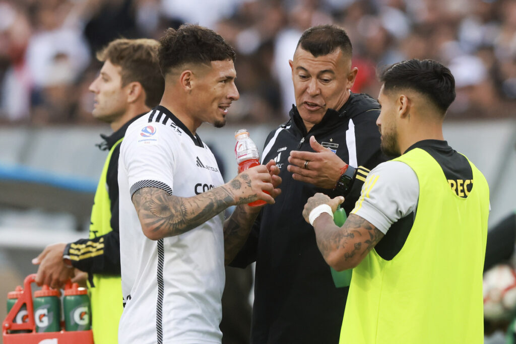 Jorge Almirón entregando instrucciones a Alan Saldivia y Marcos Bolados.