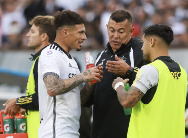 Jorge Almirón entregando instrucciones a Alan Saldivia y Marcos Bolados.