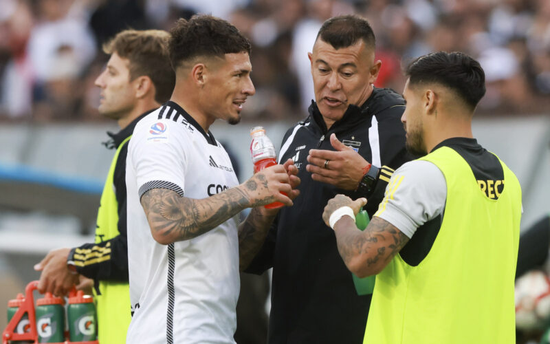 Jorge Almirón entregando instrucciones a Alan Saldivia y Marcos Bolados.