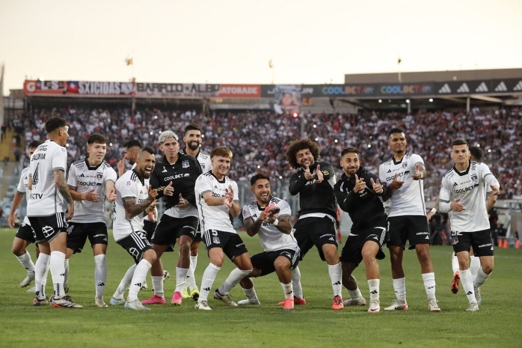 Jugadores de Colo-Colo celebrando.