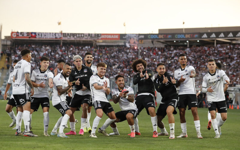 Jugadores de Colo-Colo celebrando.