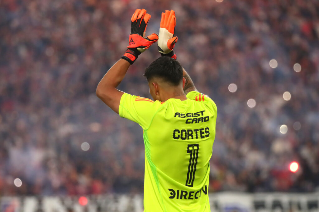 Brayan Cortés aplaudiendo.