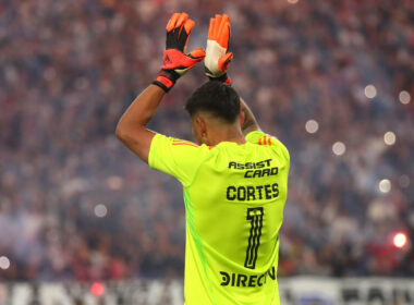 Brayan Cortés aplaudiendo.