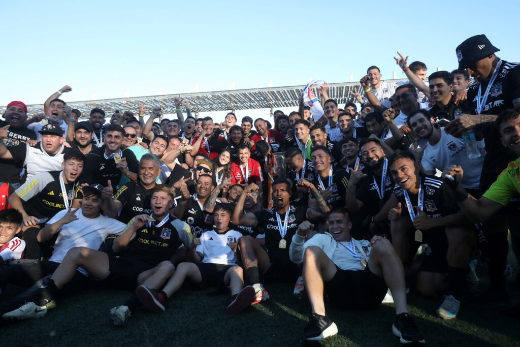 Jugadores de Colo-Colo celebrando la obtención del título del Campeonato Nacional.