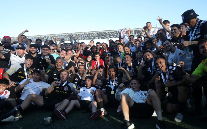 Jugadores de Colo-Colo celebrando la obtención del título del Campeonato Nacional.