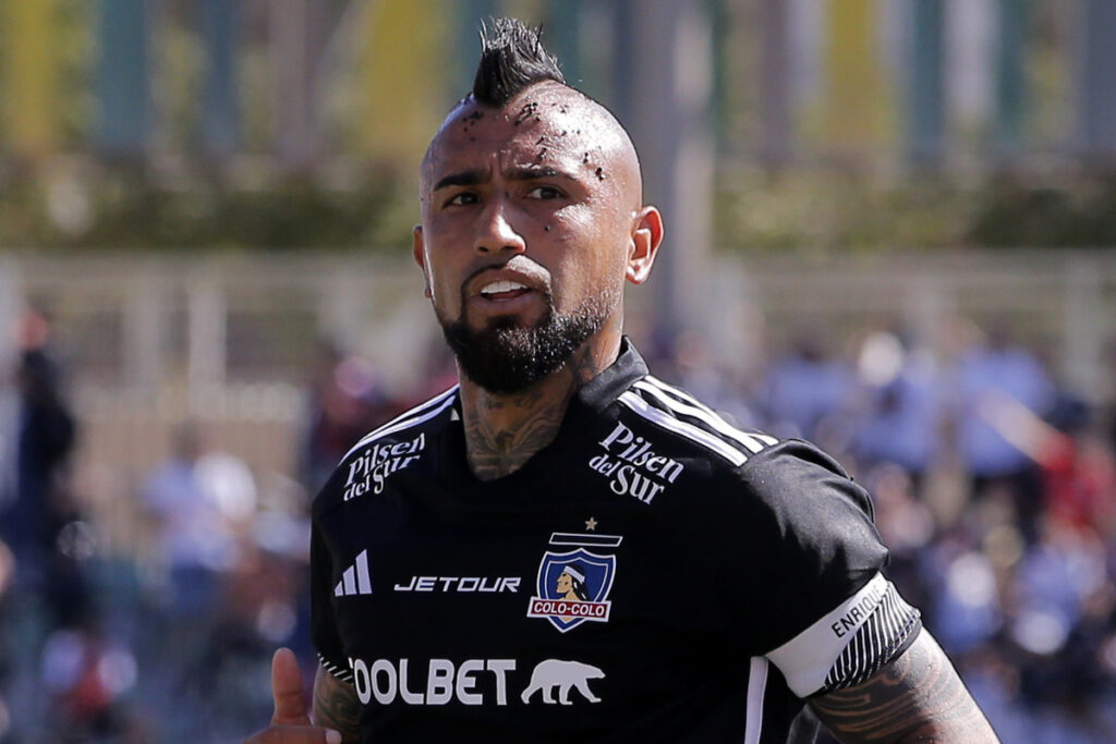 Arturo Vidal con la camiseta de Colo-Colo.