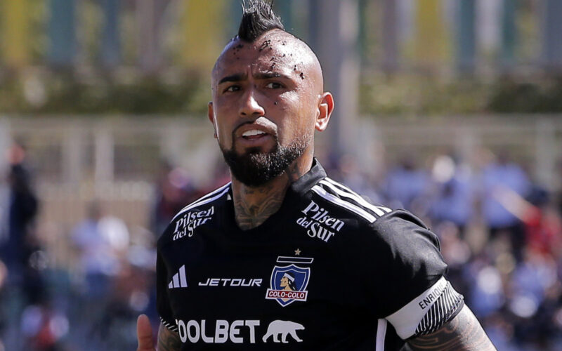 Arturo Vidal con la camiseta de Colo-Colo.