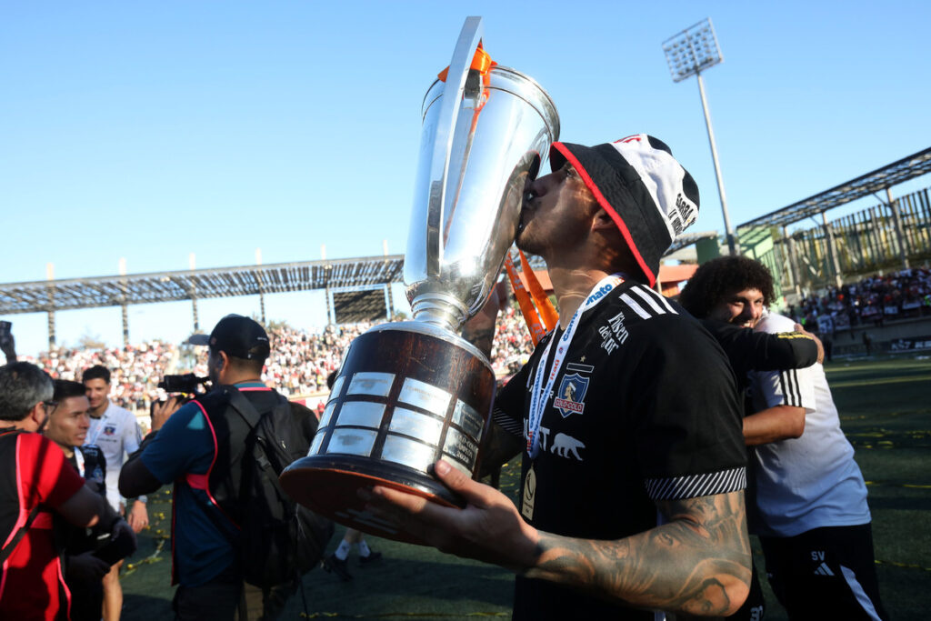 Javier Correa besando el trofeo del Campeonato Nacional.