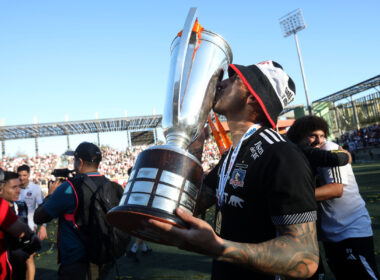 Javier Correa besando el trofeo del Campeonato Nacional.