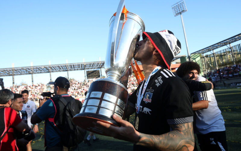 Javier Correa besando el trofeo del Campeonato Nacional.