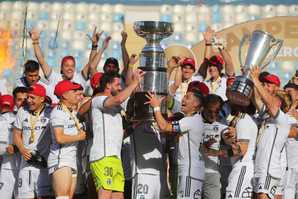 Jugadores de Colo-Colo levantando la Supercopa.