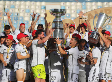 Jugadores de Colo-Colo levantando la Supercopa.