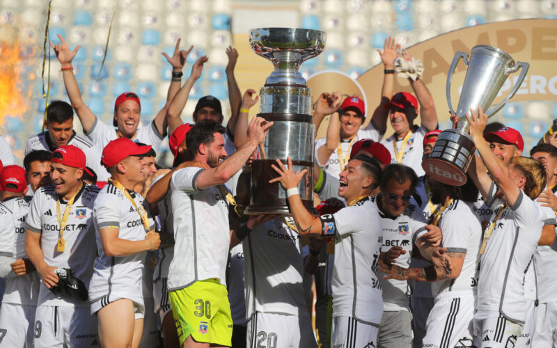 Jugadores de Colo-Colo levantando la Supercopa.