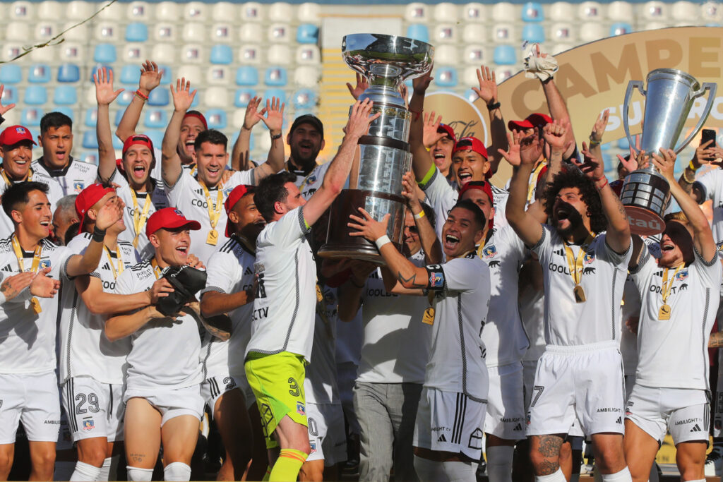 Jugadores de Colo-Colo levantando el trofeo de la Supercopa.