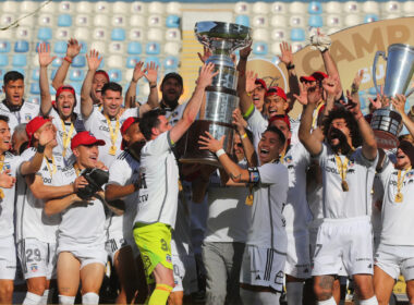 Jugadores de Colo-Colo levantando el trofeo de la Supercopa.