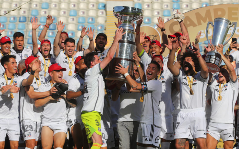 Jugadores de Colo-Colo levantando el trofeo de la Supercopa.