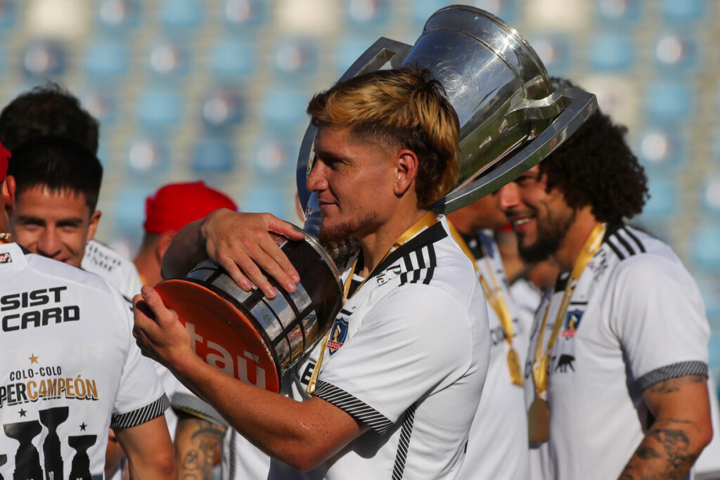 Leonardo Gil con el trofeo del Campeonato Nacional ganado por Colo-Colo.