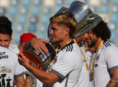 Leonardo Gil con el trofeo del Campeonato Nacional ganado por Colo-Colo.