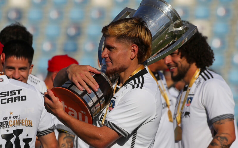 Leonardo Gil con el trofeo del Campeonato Nacional ganado por Colo-Colo.