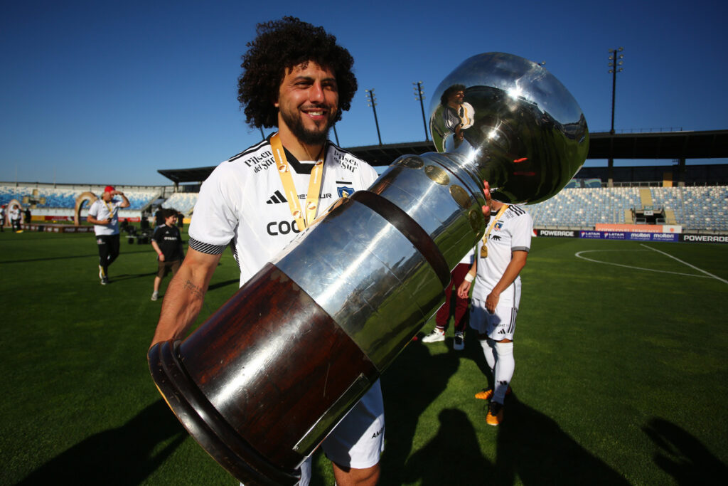 Maximiliano Falcón con el trofeo de la Supercopa.