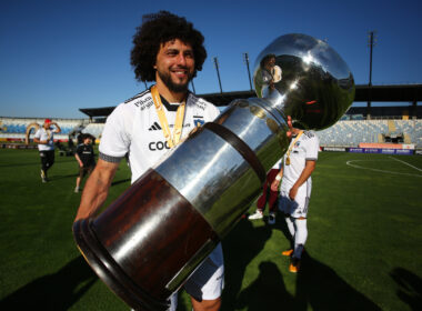 Maximiliano Falcón con el trofeo de la Supercopa.