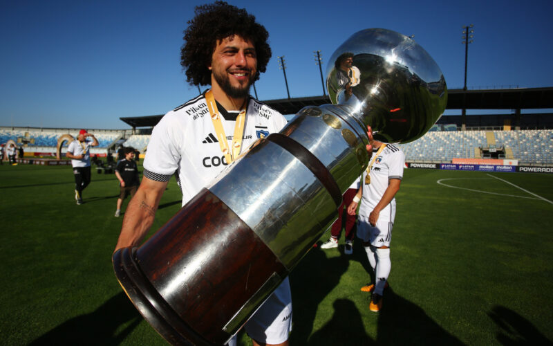 Maximiliano Falcón con el trofeo de la Supercopa.