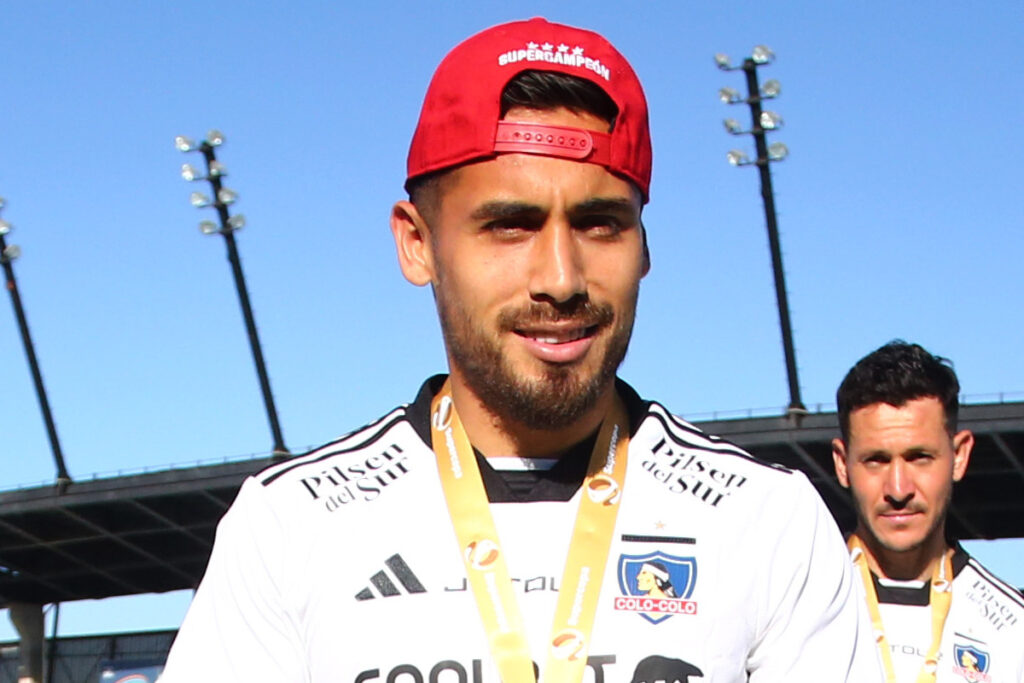 Marcos Bolados con camiseta de Colo-Colo.