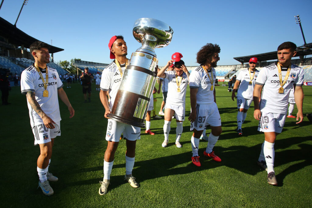 Jugadores de Colo-Colo celebrando la obtención de la Supercopa.