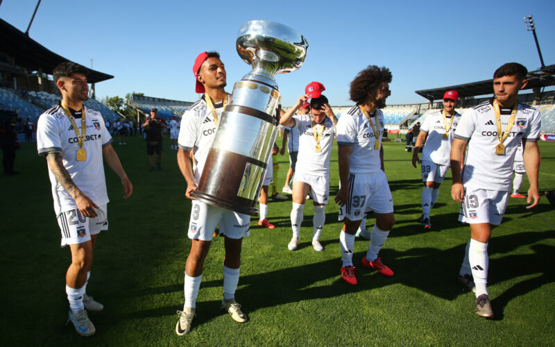 Jugadores de Colo-Colo celebrando la obtención de la Supercopa.