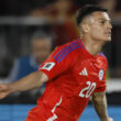 Primer plano a Lucas Cepeda celebrando un gol con la Selección Chilena.