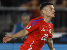 Primer plano a Lucas Cepeda celebrando un gol con la Selección Chilena.