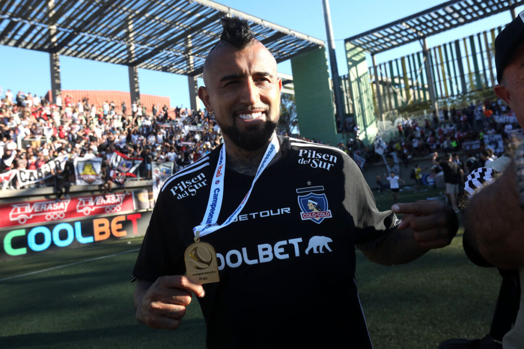 Arturo Vidal con la camiseta de Colo-Colo y la medalla de campeón del Campeonato Nacional.