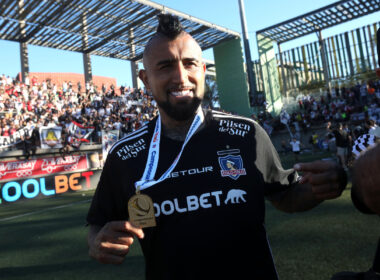 Arturo Vidal con la camiseta de Colo-Colo y la medalla de campeón del Campeonato Nacional.