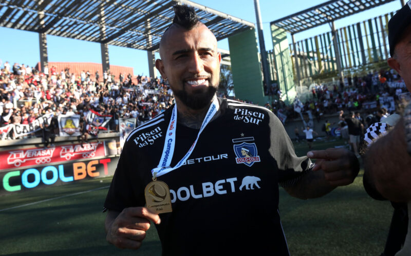 Arturo Vidal con la camiseta de Colo-Colo y la medalla de campeón del Campeonato Nacional.