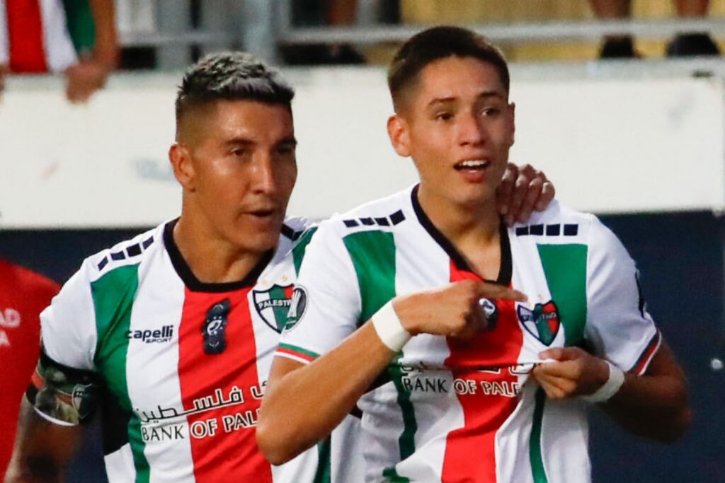 Primer plano a Iván Román celebrando un gol con Palestino.