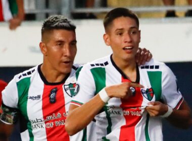 Primer plano a Iván Román celebrando un gol con Palestino.