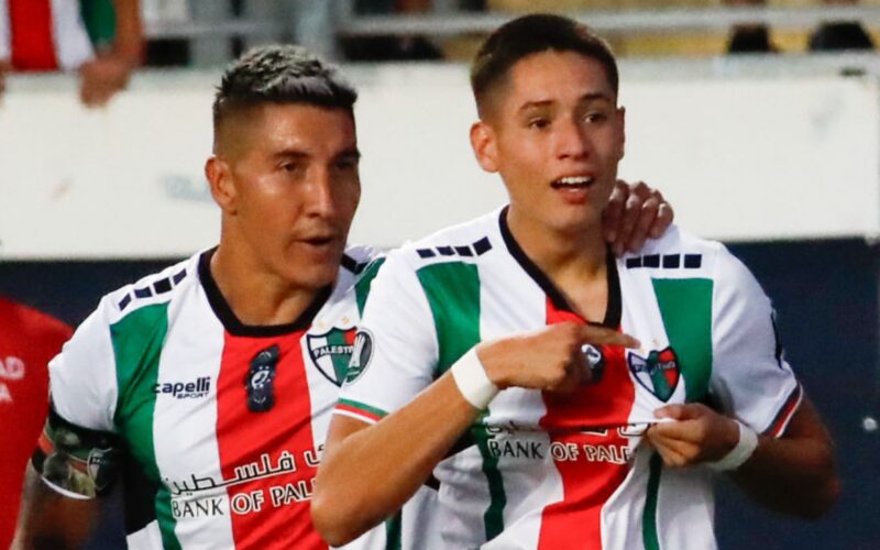 Primer plano a Iván Román celebrando un gol con Palestino.