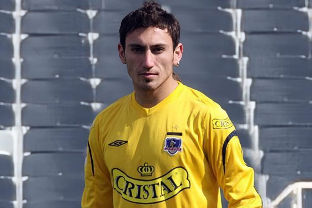 Primer plano a Raúl Olivares con la camiseta de Colo-Colo en el Estadio Monumental.