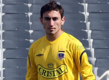 Primer plano a Raúl Olivares con la camiseta de Colo-Colo en el Estadio Monumental.