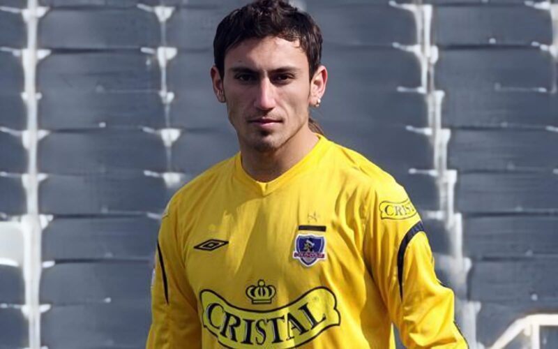 Primer plano a Raúl Olivares con la camiseta de Colo-Colo en el Estadio Monumental.