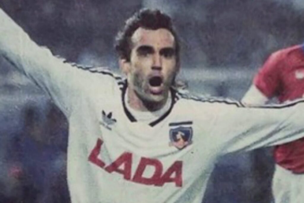 Ricardo Dabrowski celebrando un gol con la camiseta de Colo-Colo.