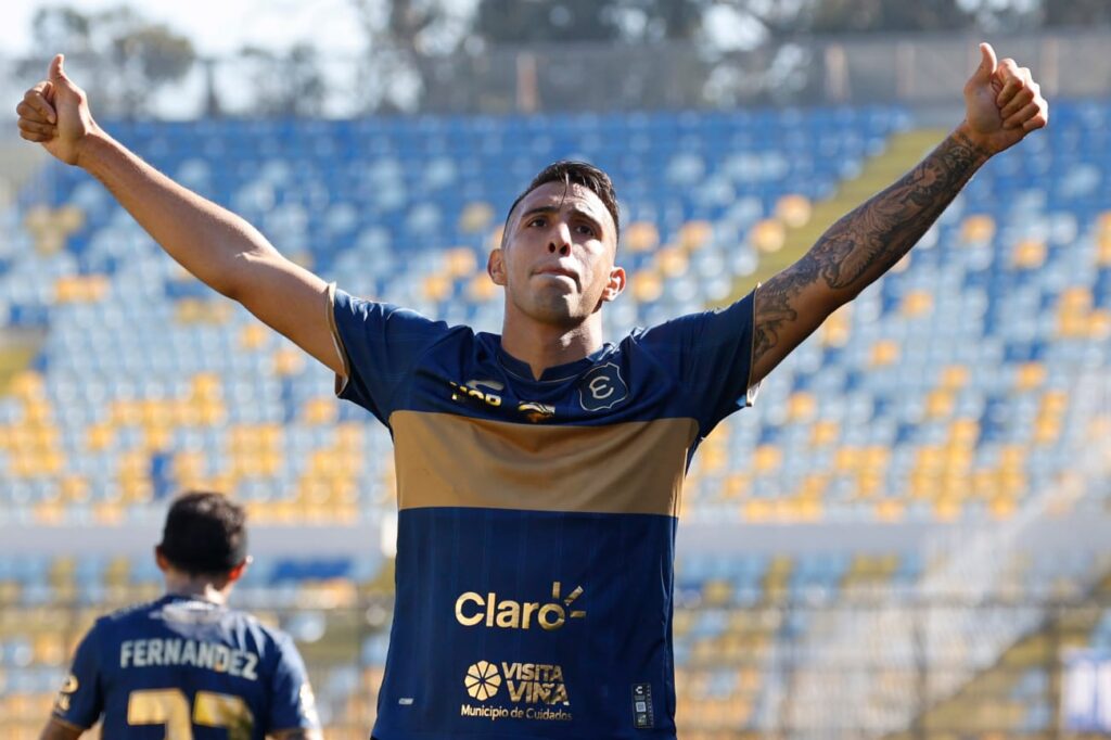 Primer plano a Rodrigo Contreras celebrando un gol con Everton con los brazos abiertos.