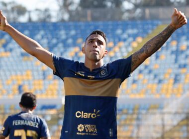 Primer plano a Rodrigo Contreras celebrando un gol con Everton con los brazos abiertos.