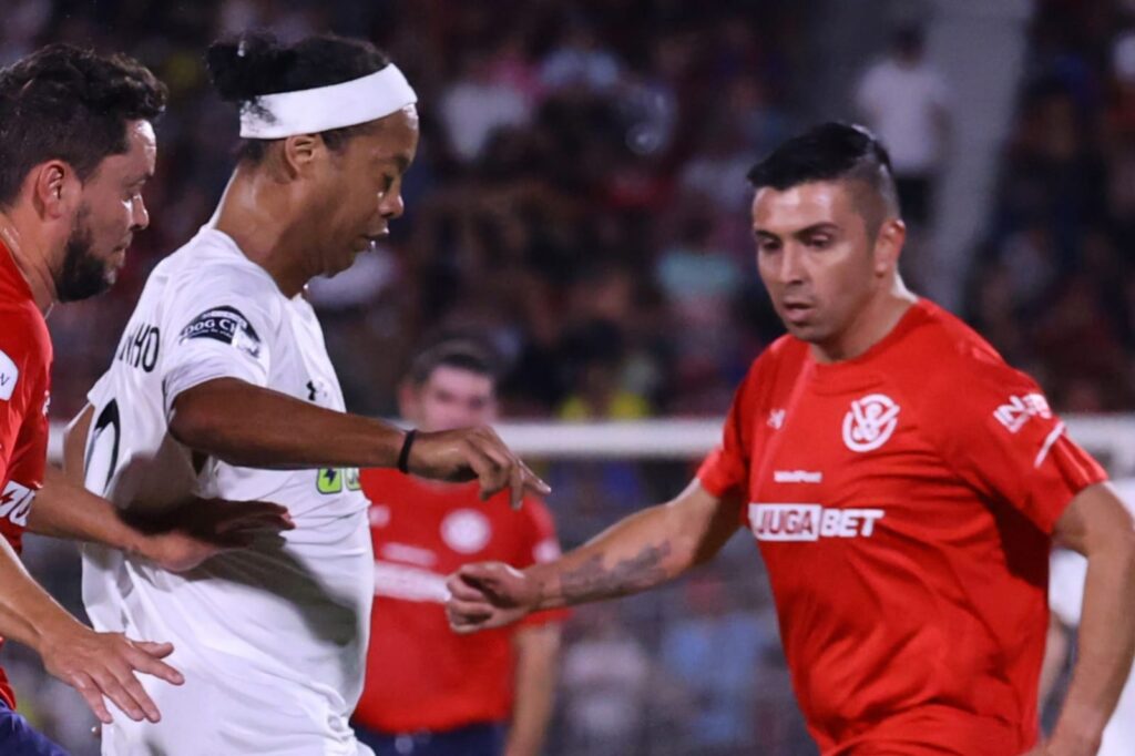 Ronaldinho y Gonzalo Fierro durante partido en el Estadio Nacional.